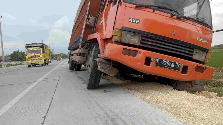 Kendaraan ambles saat parkir di bahu jalan Purwodadi Blora. Rubadi/Dok.RMOLJateng