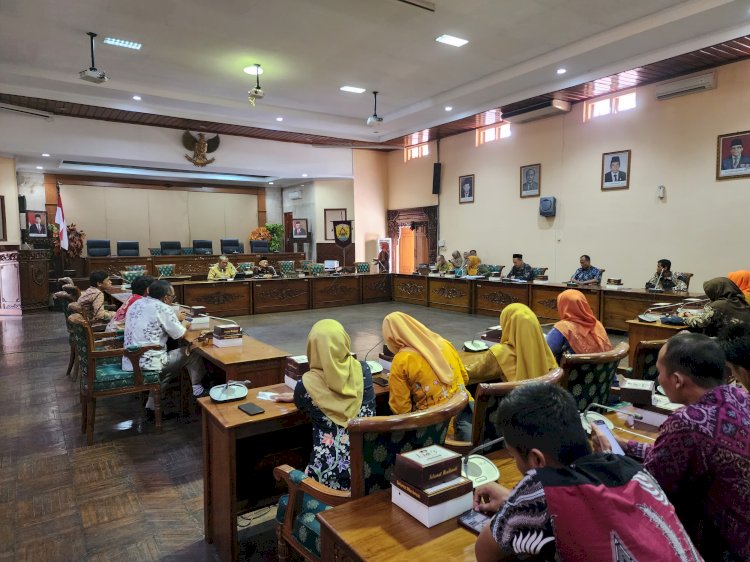 Puluhan guru di Grobogan menggelar audiensi dengan DPRD setempat terkait kejelasan status mereka. Rubadi/Dok.RMOLJateng