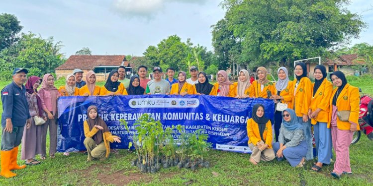 Sejumlah mahasiswa Profesi Ners UMKU melalukan aksi penghijauan menanam 1520 bibit pohon di lereng Pegunungan Muria Kudus. Dok