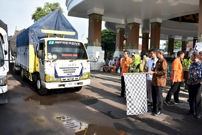Pj Bupati Karanganyar Timotius Suryadi berangkatkan bantuan pangan untuk 732. 872 KPM di Karanganyar. Dian Tanti/Dok.RMOLJateng
