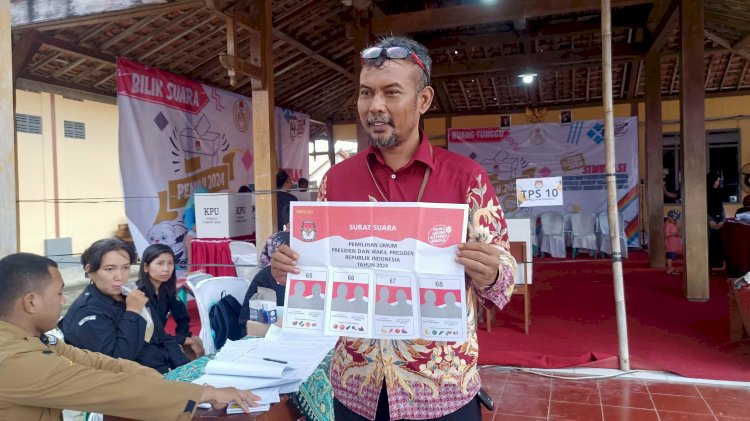 Komisioner KPU Grobogan Agung Budi Prasetyo menunjukan simulasi surat suara, Rabu (31/1). Rubadi/Dok.RMOLJateng