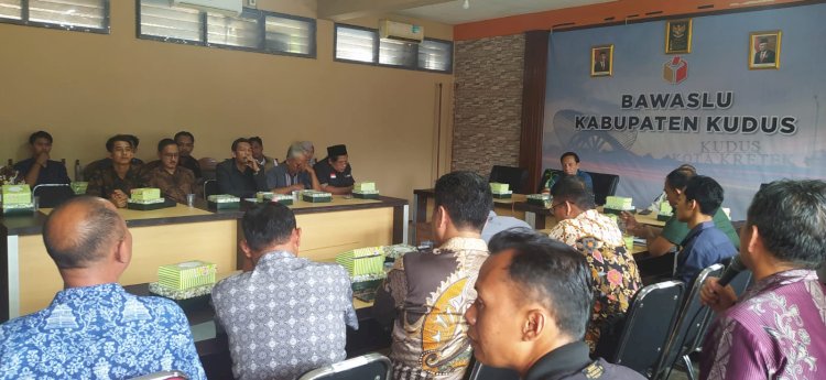 Para anggota Panwaslu Kecamatan diundang dalam rapat persiapan penertiban alat peraga kampanye di kantor Bawaslu Kudus. Arief Edi Purnomo/Dok.RMOLJateng