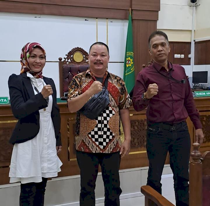 Anisah S.H. bersama Onward Joko Prasetyo S.H. dari Kantor Advokat & Konsultan Hukum Anisah & Associates, mendampingi kliennya Eddy Wongsargo saat sidang perdana di Pengadilan Negeri Klaten. Foto: RMOLJateng