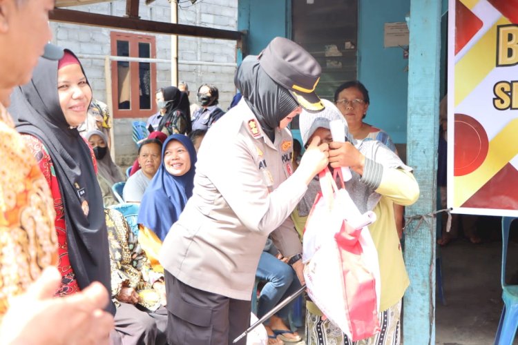 Kapolres Salatiga AKBP Aryuni Novitasari menyerahkan paket sembako, di Argomulyo, Salatiga, Kamis (1/2). Erna Yunus B/Dok.RMOLJateng
