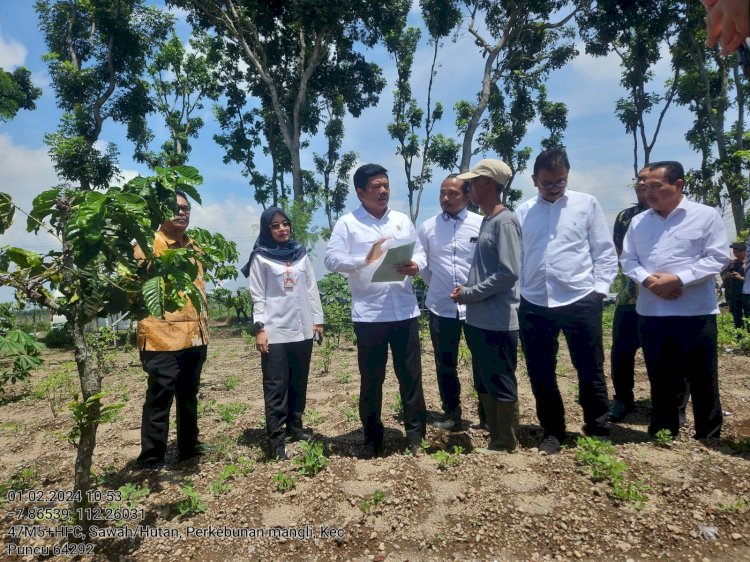 Menteri Agraria dan Tata Ruang, Marsekal TNI (Purn) Hadi Tjahjanto menyerahkan sertifikat redistribusi tanah kepada petani yang tergabung dalam Paguyuban Mangli Bersatu. Bakti Buwono/Dok.RMOLJateng