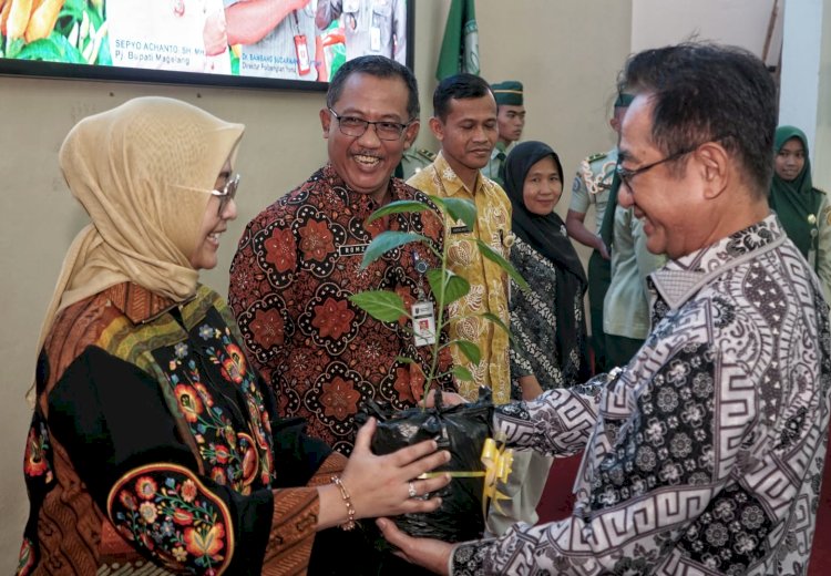 Pj Bupati Magelang saat menyerahkan tanaman cabai secara simbolis. istimewa