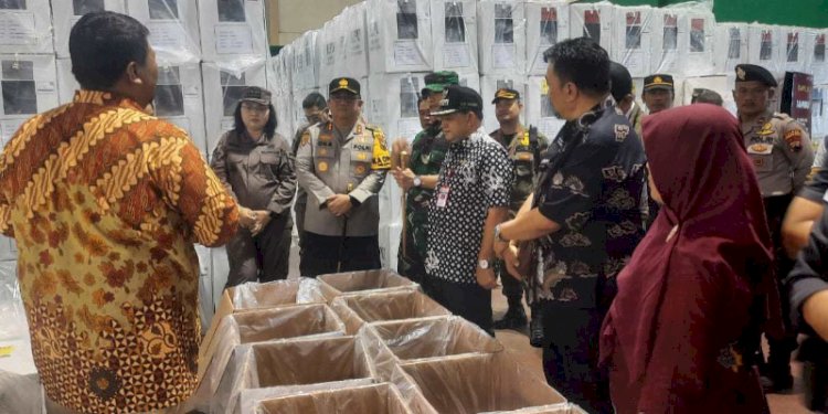 Forkopimda Kabupaten Semarang saat melakukan pengecekan Logistik Pemilu di gudang logistik GOR Pandaran Wujil Kec. Bergas, Kamis (1/2). RMOL Jateng