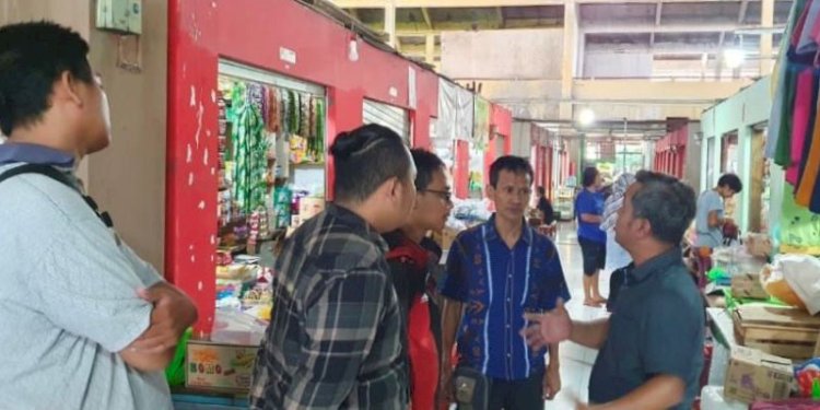 Tim yang akan melakukan pembangunan atau renovasi Pasar Dargo melihat kondisi di dalam untuk cek kelayakan bangunan jelang proses perbaikan mulai, Kamis (1/2). RMOL Jateng