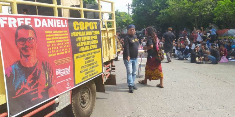 Massa mendesak agar Daniel dibebaskan dari semua dakwaan terkait kasus pelanggaran UU ITE yang disangkakan kepada aktifis lingkungan hidup di Karimunjawa. RMOL Jateng
