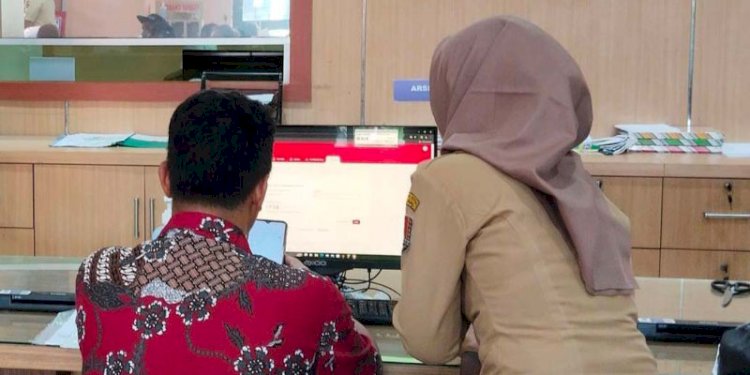 Warga Kota Semarang Dimudahkan Dalam Urus Berbagai Macam Dokumen Kependudukan Dengan Adanya Aplikasi Si D'nok, Sehingga Tidak Perlu Datang Ke Kantor Dukcapil. Foto: Dicky A Wijaya/RMOLJateng