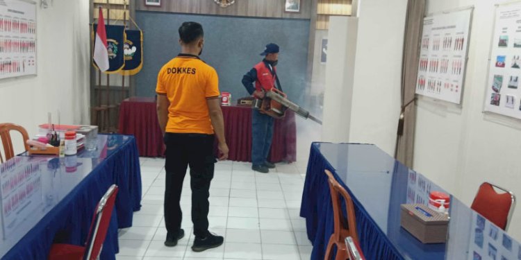 Polres Semarang melakukan penyemprotan (Fooging) di lingkungan Polres Semarang, Jumat (2/2). RMOL Jateng