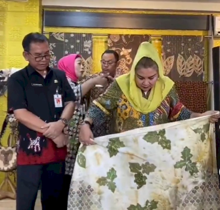 Kepala Dinas Perindustrian Kota Semarang, Tri Supriyanto bersama Wali Kota, Hevearita Gunaryanti Rahayu menunjukan hasil industri UMKM Semarang. Dok.RMOLJateng