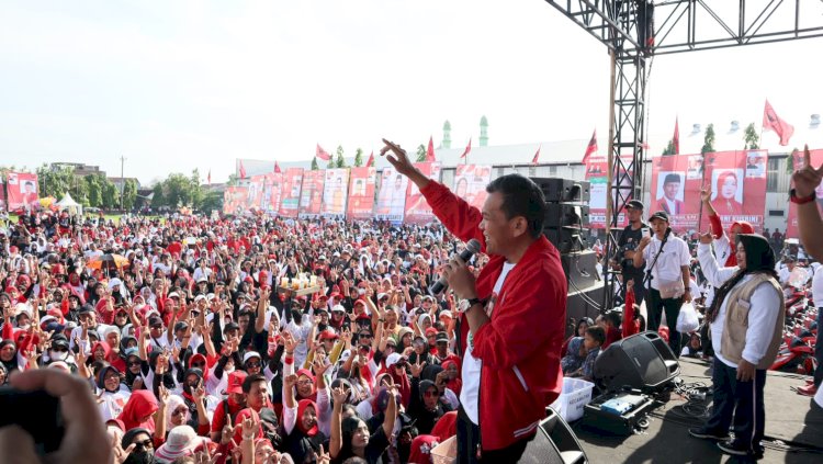 Anggota DPR RI Dapil Jateng 2, Musthofa membakar semangat ribuan relawan dalam kampanye Ganjar-Mahfud di Kudus, Minggu (4/2/2024). Arief Edi Purnomo/Dok.RMOLJateng