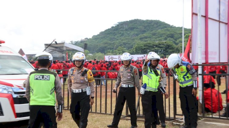 Jajaran Polres Wonogiri sedang bertugas melakukan pengamanan rapat umum PDIP di Stadion Pringgondani. Tulus Premana/Dok.RMOLJateng