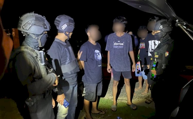 Sejumlah pemuda terpaksa diciduk Tim Patroli Presisi Siraju Polres Jepara saat tengah menggelar pesta miras di pantai Bandengan. Arief Edi Purnomo/Dok.RMOLJateng