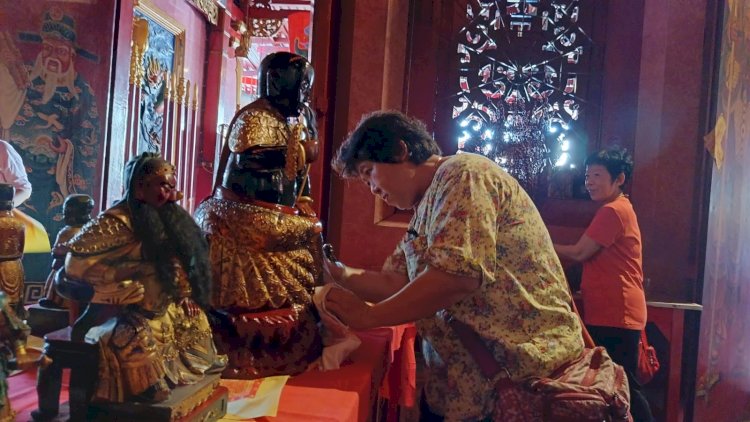 Warga tengah membersihkan Klenteng PO An Thian, Kota Pekalongan, Minggu (4/2). Bakti Buwono/Dok.RMOLJateng