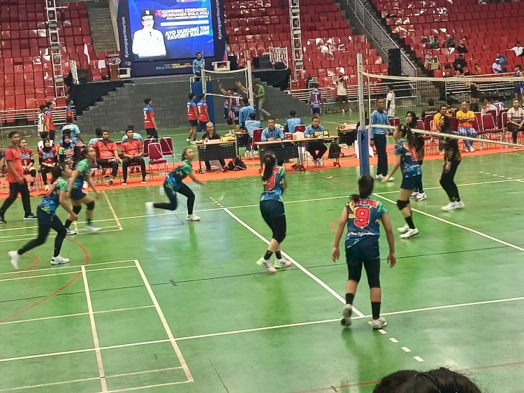 Tim putri Atlas Semarang ( kostum hijau) harus mengakui keunggulan POP Galaxy Salatiga dalam babak penyisihan turnamen bola voli Piala Gubernur Jateng yang berlangsung di gedung Indoor komplek stadion Jatidiri Semarang, Minggu (4/2). Umar Dani/Dok RMOLJateng