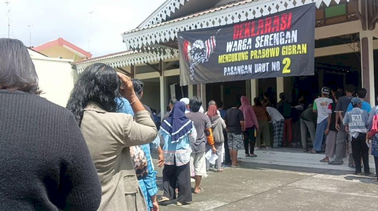 Aksi tebus murah beras dan minyak goreng oleh Relawan Rejo Semut Ireng Solo untuk warga Serengan Solo. Almira Nindya/Dok.RMOLJateng