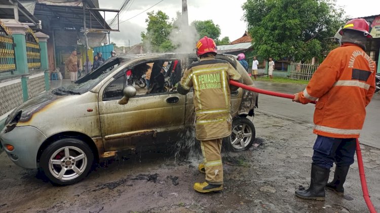 Petugas Damkar Sukoharjo tengah memadamkan api yang membakar mobil di daerah Banmati Sukoharjo. Dok