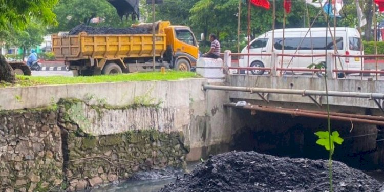 DPU Kota Semarang lakukan pemeliharaan normalisasi saluran di Sungai Ronggolawe yang alami pendangkalan dan penuh sampah. RMOL Jateng