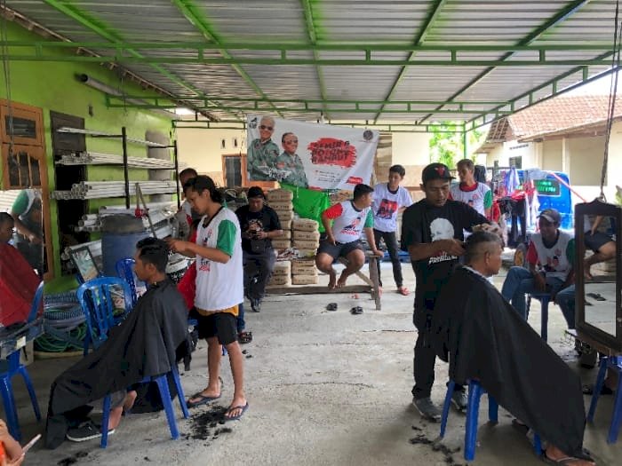 Aksi cukur dan semir rambut putih massal dukung paslon Ganjar-Mahfud menang satu putaran. Dian Tanti/Dok.RMOLJateng