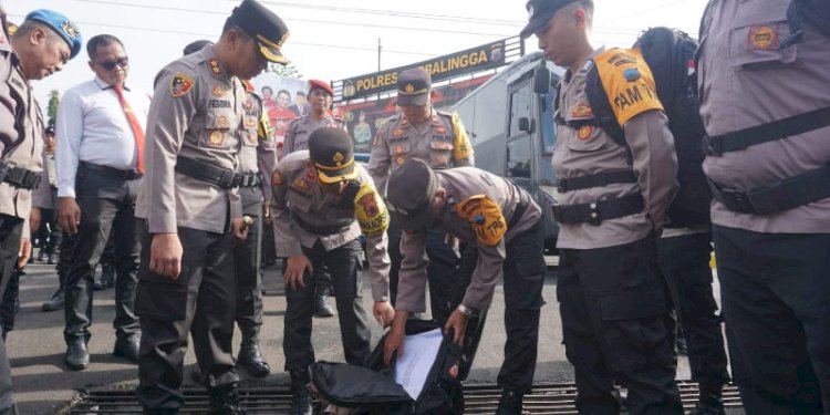 Kapolres Purbalingga didampingi pejabat utama melakukan pengecekan kelengkapan personel pengamanan TPS. Satu persatu personel diperiksa tas yang akan dibawa dalam  pengamanan mulai 13-15 Februari 2024. RMOL Jateng