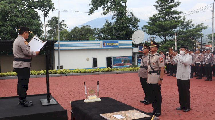 DIPIMPIN: Serah Terima Jabatan Kepala Bagian Logistik Polres Semarang Dipimpin Langsung Kapolres Semarang AKBP Achmad Oka Mahendra di Mapolres Semarang, Selasa (06/02). Foto: Erna Yunus B/RMOLJateng