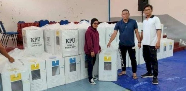 Logistik Pemilu 2024 Disortir Petugas PPK Setibanya Di Gudang Penyimpanan Kecamatan Untuk Mengecek Kerusakan Dan Logistik Yang Cacat . Foto: Dicky Aditya Wijaya/RMOLJateng