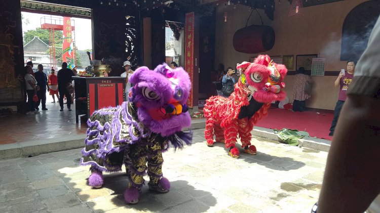 Foto: Tarian Barongsai Saat Dimainkan Di Sebuah Kelenteng Di Pecinan Semarang. Tradisi Barongsai Dimulai Dari Teror Nian (Makhluk Jahat) Kepada Penduduk, Yang Kemudian Berhasil Diusir. Foto: Soetjipto/RMOLJateng