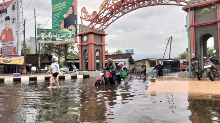 Banjir melanda area sekitar kantor Setda Grobogan, Rabu (7/2). RMOL Jateng