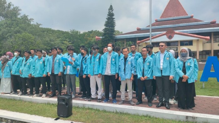 Pembacaan Lima Poin Pernyataan Sikap Mahasiswa UNS (07/02). Foto: Dian Tanti Burhani/RMOLJateng