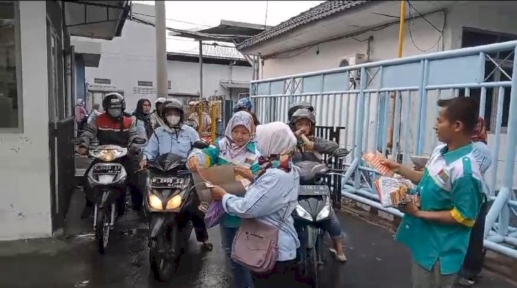 Anggota Partai Buruh Melakukan Kampanye Dengan Canvasing Di Depan Pabrik. Foto: Nungku S Hardiyanto/RMOLJateng