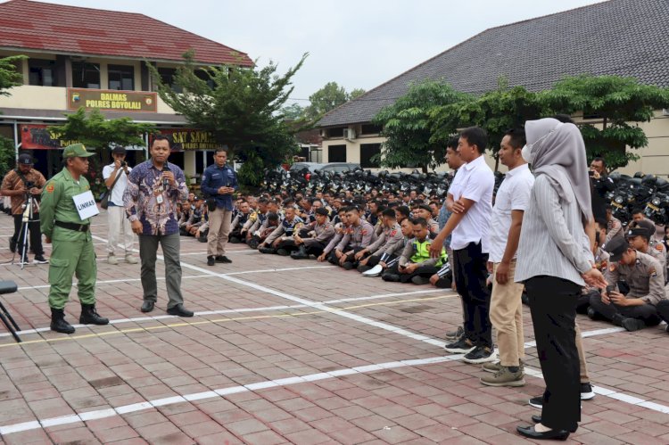 Ratusan personil Polri Polres Boyolali menyimak serius apa yang disampaikan KPU Boyolali, di Mapolres Boyolali, Rabu (7/2). Erna Yunus B/Dok.RMOLJateng