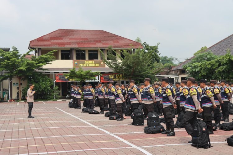 Kapolres Boyolali AKBP Petrus Parningotan saat melakukan pengecekan  kesiapan dan kelengkapan personel Polres Boyolali, Rabu (7/2). Erna Yunus B/Dok.RMOLJateng
