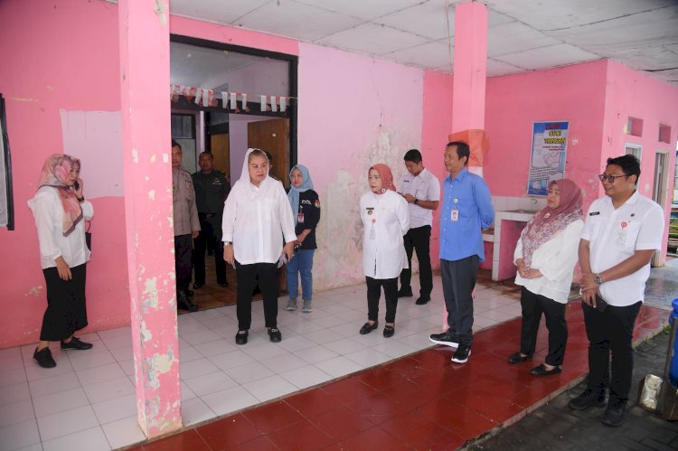 Wali Kota Semarang, Hevearita Gunaryanti Rahayu foto bersama para petugas penjagaan saat melakukan tinjauan gudang-gudang logistik pemilihan umum (Pemilu) di Kecamatan Banyumanik, Candisari, dan Semarang Barat, Rabu (7/2). Umar Dani/Dok.RMOLJateng