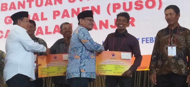 Penyerahan bantuan stimulan puso dilakukan Deputi Rehabilitasi dan Rekonstruksi BNPB kepada perwakilan petani penerima di Kudus dan Jepara. Arif Edy Purnomo/RMOLJateng