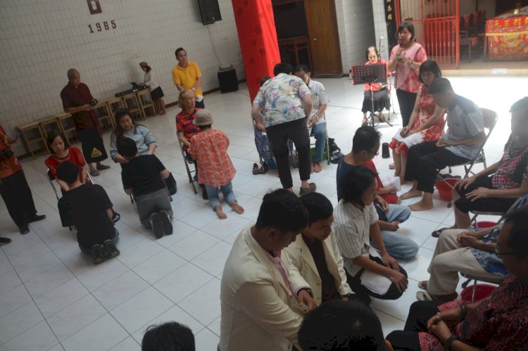 Para peserta basuh kaki saat bersimpuh di depan orangtua masing-masing, untuk melakukan tradisi simbol bakti kepada orangtua, di gedung Perkumpulan Rasa Dharma (Boen Hian Tong), Gang Pinggir, Pecinan, Semarang, Kamis (8/2) siang. Soetjipto/Dok.RMOLJateng
