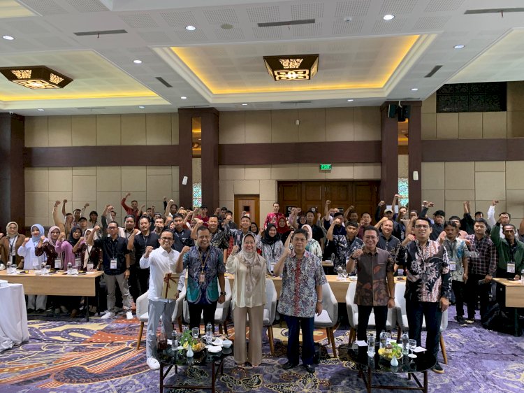 Wakil Ketua Komisi I Utut Adianto, Bupati Purbalingga Dyah Hayuning Pratiwi, Ketua DPRD Purbalingga HR Bambang Irawan dan jajaran Disporapar Purbalingga, beroto bersama peserta. Dok.RMOLJateng