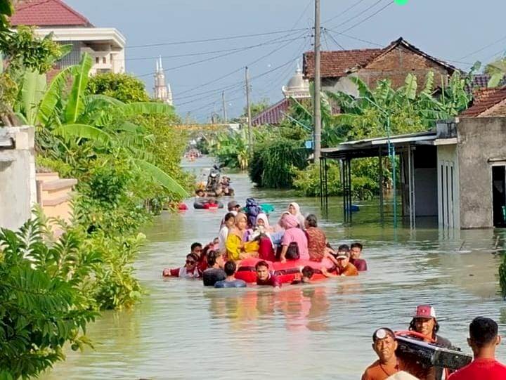 Relawan masih melakukan evakuasi ribuan warga Undaan Lor terdampak banjir, Kamis (8/2). Dok 