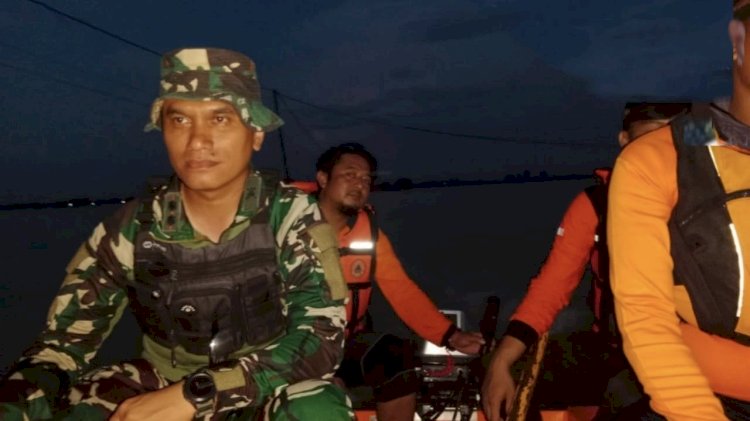 Dandim 0716/Demak bersama dengan relawan BPBD dan Dinsos saat melakukan evakuasi. dok