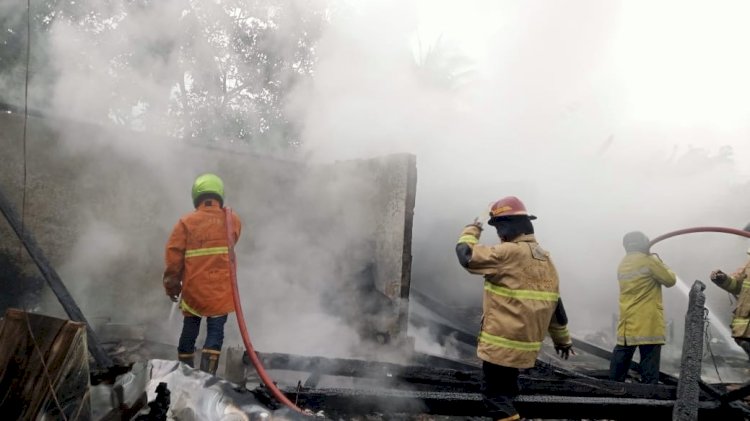 Petugas Damkar sedang menjinakkan api melumat rumah warga di Wonogiri. Dok
