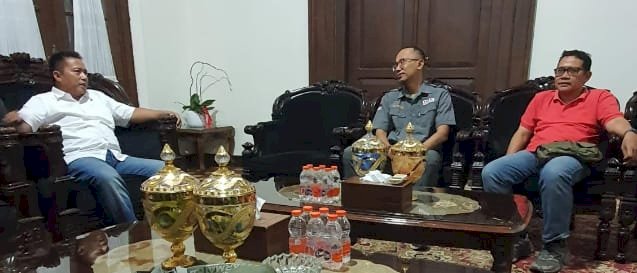 Pengurus Indonesia Offroad Federation (IOF) Cabang Kota Salatiga saat silahturahmi ke Pj Wali Kota Salatiga Yasip Khasani. Erna Yunus B/Dok.RMOLJateng