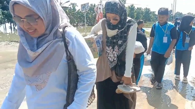 Giri menumbuhkan empati siswa dengan mengajak mereka ke lokasi banjir untuk memberikan bantuan, Jumat (9/2). RMOL Jateng