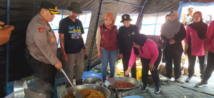 Kapolres Kudus AKBP Dydit Dwi Susanto Bersama Ketua Bhayangkari Kudus Nadia Martina Triani Ikut Membantu Dapur Umum Di Posko Pengungsian Terminal Induk Jati Kudus, Jumat (09/02). Foto: Arif Edy Purnomo/RMOLJateng