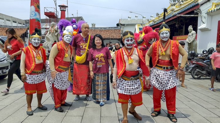 Tokoh Punakawan Dan Barongsai Berjalan Di Kawasan Pecinan Semarang, Dalam Sebuah Event Budaya Ketok Pintu Menjelang Tahun Baru Imlek 2575. Banyaknya Kawasan Warisan Tempo Dulu Dan Event Budaya Di Pecinan, Mendorong Pemkot Semarang Untuk Merevitalisasi Kawasan Ini. Jumat (09/02). Foto: Soetjipto/RMOLJateng
