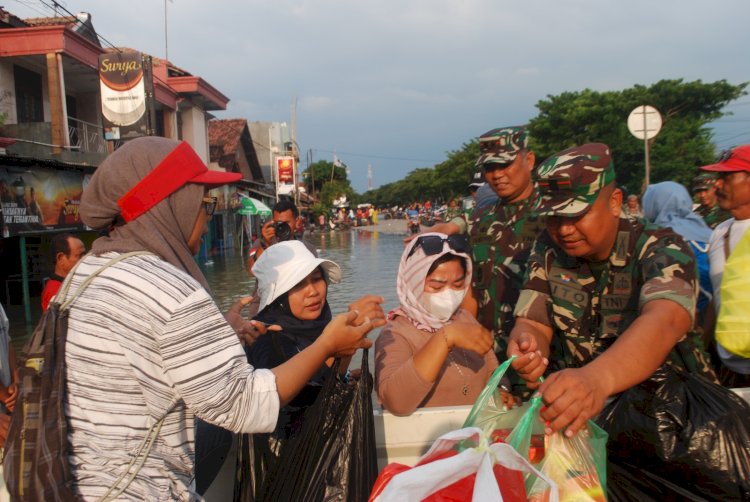 Tim Berbaju Bersama Pangdam IV/Diponegoro Serta Dandim 0716/Demak, Karanganyar, Demak, Berbagi Makanan Di Lokasi Banjir Demak, Jumat (09/02). Foto: Nungky S Nurhidayanto/RMOLJateng