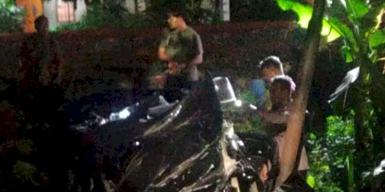 Sebuah mobil terlibat kecelakaan tertabrak KA di perlintasan KA Bugen, Tlogosari, Jumat (9/2) malam, pengemudi dan seorang penumpang selamat. Dok
