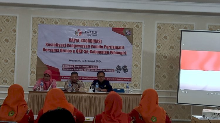 Rahmat Imam Santosa, Kepala Kesatuan Bangsa dan Politik (Kesbangpol) Wonogiri, Didampingi Komisioner Bawaslu Wonogiri, Slamet Mugiyono dan Koordinator Sekretariat Bawaslu Wonogiri, Maryati Sedang Menyampaikan Materi, Sabtu (10/020. Foto: Tulus Premina/RMOLJateng