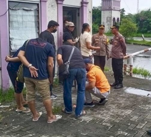 Tim Inafis Polrestabes Semarang Lakukan Olah TKP Mengidentifikasi Mayat Seorang Pria Paruh Baya Diduga Menjadi Korban Pembunuhan Di Dalam Pos Keamanan Perumahan Banjardowo, Genuk, Sabtu (10/2). Foto: Dicky A Wijaya/RMOLJateng