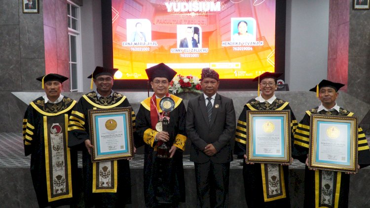 MENYANDANG: Tiga Pendeta Universitas Kristen Satya Wacana (UKSW) Menyandang Doktor Sosiologi Agama (DSA), Sabtu (10/02). Foto: Erna Yunus B/RMOLJateng